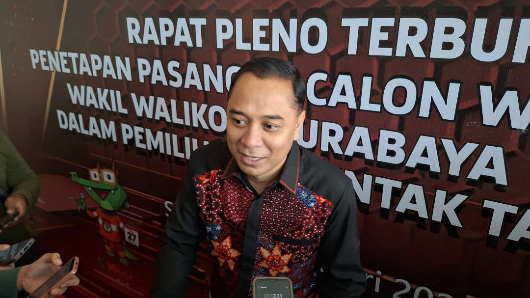 Walikota Surabaya Eri Cahyadi saat memberi respons terkait insiden penggerebekan berujung fitnah yang melibatkan Camat Asemrowo dan kedua stafnya. (Foto: Julianus Palermo/Ngopibareng.id)