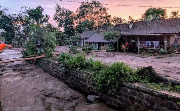 Banjir bandang Maesan Bondowoso, Kamis, 9 Januari 2025, merendam 12 rumah dan 4 hektar lahan pertanian milik warga. (Foto: Humas BPBD Bondowoso)