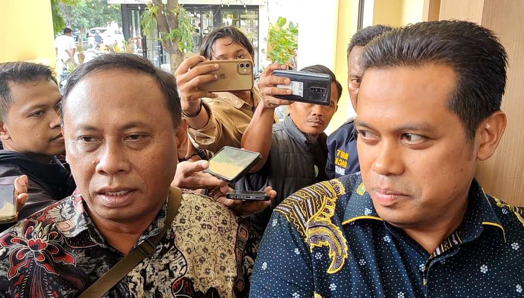 Camat Asemrowo, Khusnul Ami (kiri) bersama kuasa hukumnya Abdul Rauf sebelum laporan di Mapolda Jatim, Surabaya, Jumat 10 Januari 2025. (Foto: Fariz Yarbo/Ngopibareng.id)