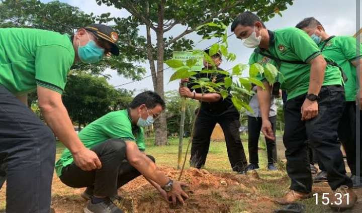 Pemuda LDII terlbat langsung dalam gerakan tanam pohon untuk menjaga kelestarian lingkungan (Foto: Dok LDII)