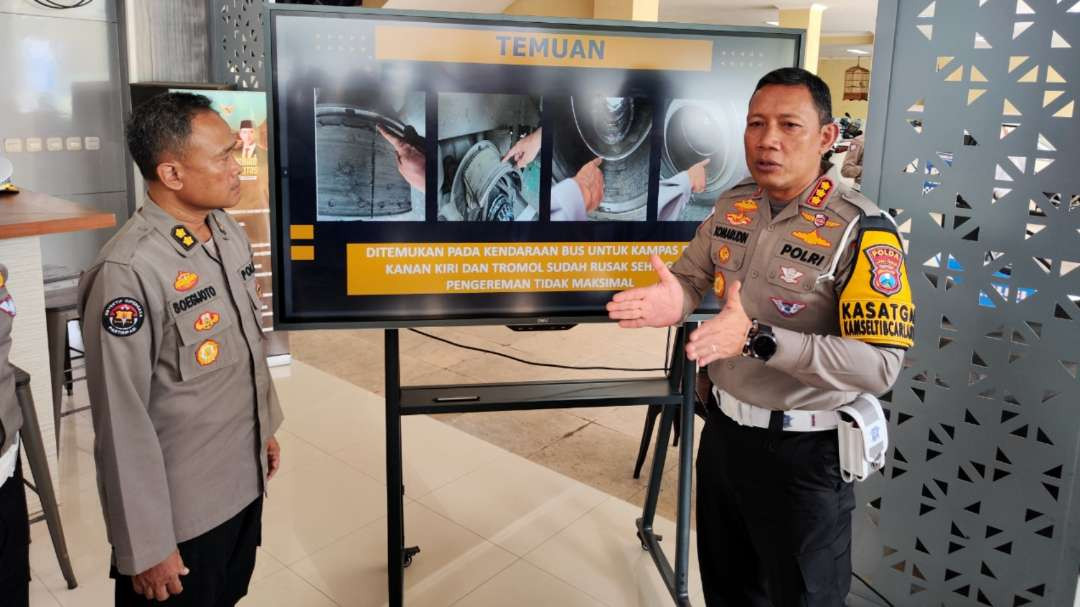 Dirlantas Polda Jatim, Kombes Pol Komarudin (kanan) memaparkan update kecelakaan beruntun di Kota Batu, Surabaya, Jumat 10 Januari 2025. (Foto: Fariz Yarbo/Ngopibareng.id)