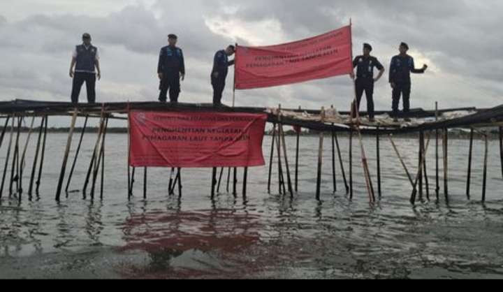 Kementerian Kelautan Perikanan (KKP) menyegel pagar laut sepanjang 30 KM di perairan Tangerang. (Foto: Dok KKP)