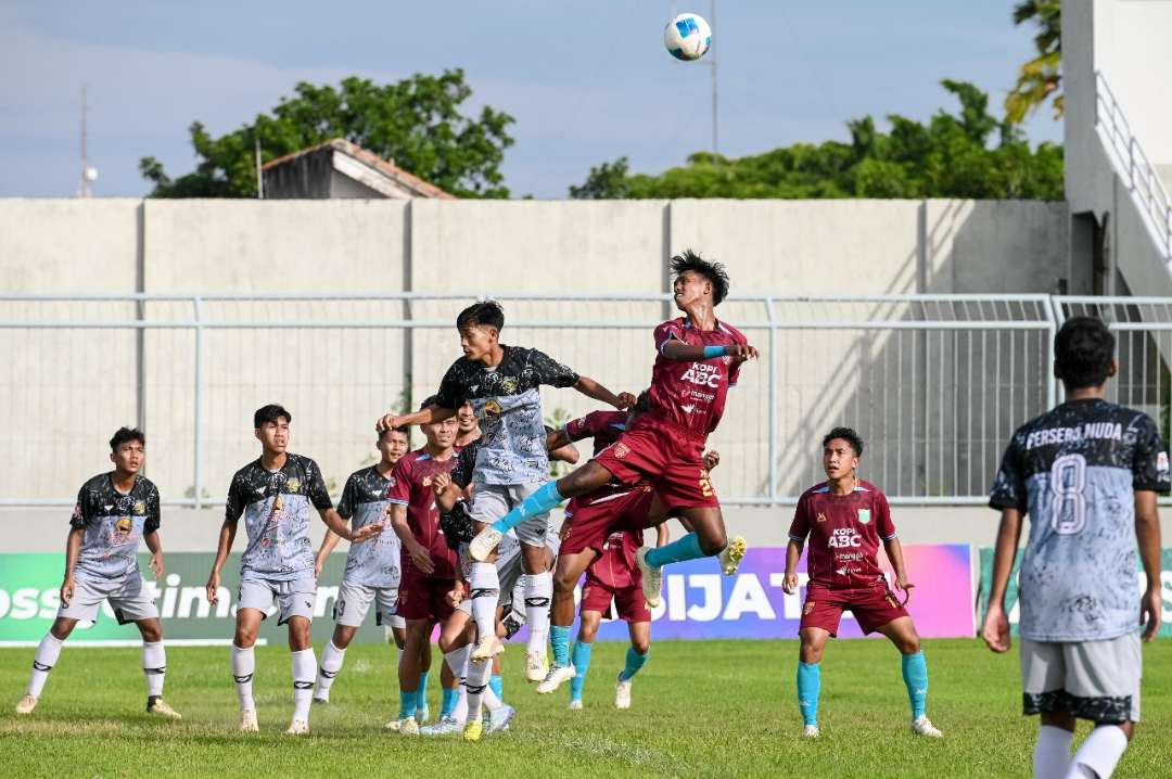 Pemain Persewangi berebut bola dengan pemain Persebo Muda Bondowoso dalam laga pamungkas Grup A Liga 4 Jatim. (Foto: Istimewa)