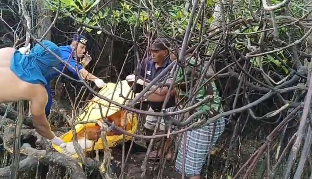 Petugas Satpolairud Polres Lamongan bersama Tim SAR sedang mengevakuasi mayat korban (Foto :Istimewa)