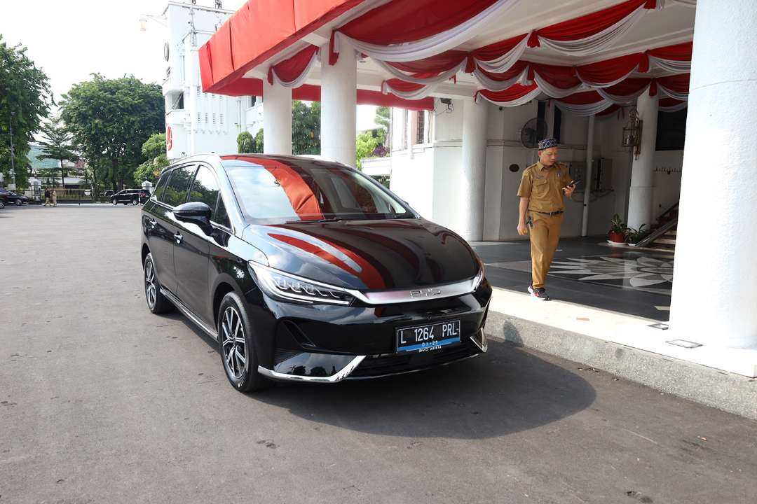 Mobil listrik jenis BYD M6, yang disewa Pemerintah Kota Surabaya untuk para kepala PD. (Foto: Humas Pemkot Surabaya)