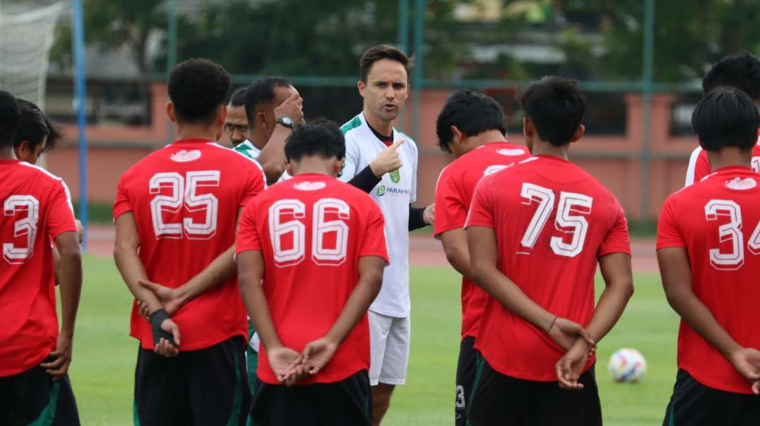 Pelatih Persebaya, Paul Munster saat memberikan arahan kepada tim dalam latihan. (Foto: Fariz Yarbo/Ngopibareng.id)