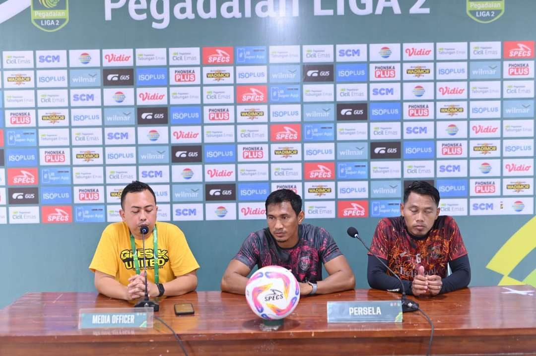 Pelatih Persela, Zulkifli Syukur didampingi kapten tim, Tony Sucipto, saat konferensi pers menjelang pertandingan lawan Gresik United. (Foto: Istimewa)