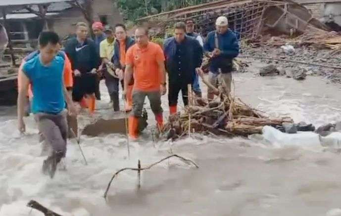 Pj Gubernur Jatim Adhy Karyono didampingi Pj Bupati Bondowoso Hadi Wawan Guntoro meninjau dan teelibat kerja bakti membersihkan material banjir bandang Maesan Bondowoso, Jumat 10 Januari 2025. (Foto: BPBD Bondowoso)