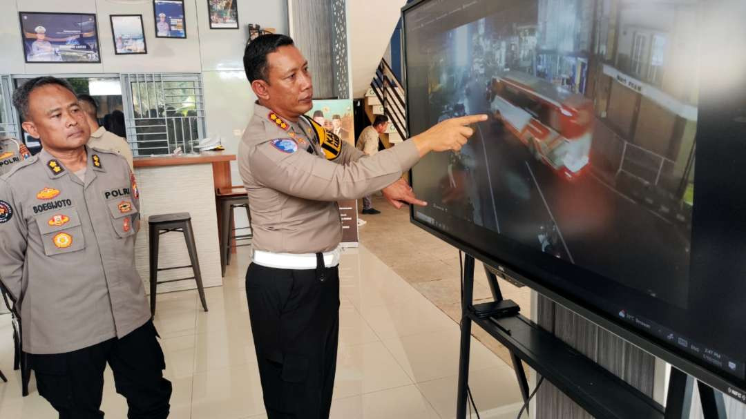 Dirlantas Polda Jatim, Kombes Pol Komarudin memaparkan kronologi kecelakaan beruntun di Mapolda Jatim, Surabaya, Jumat 10 Januari 2025. (Foto: Fariz Yarbo/Ngopibareng.id)