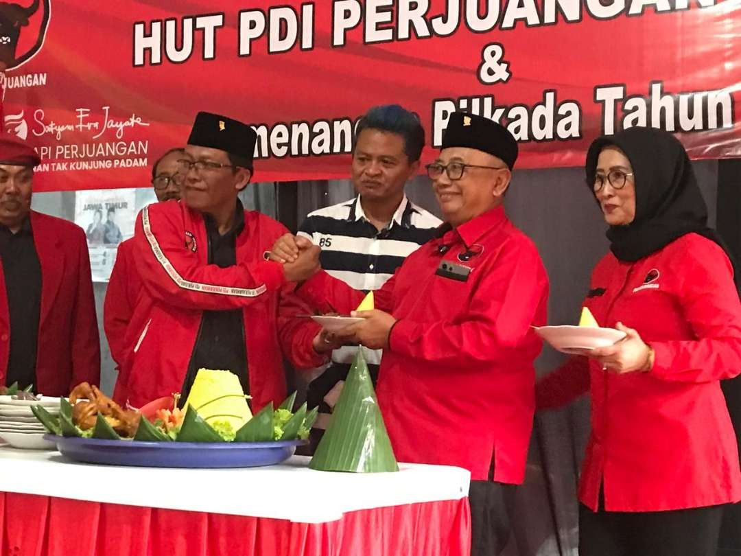 HUT ke-52 PDIP, DPC PDIP Kabupaten Blitar, Kecamatan Kanigoro tasyakuran potong tumpeng. (Foto: Choirul Anam/Ngopibareng.id)