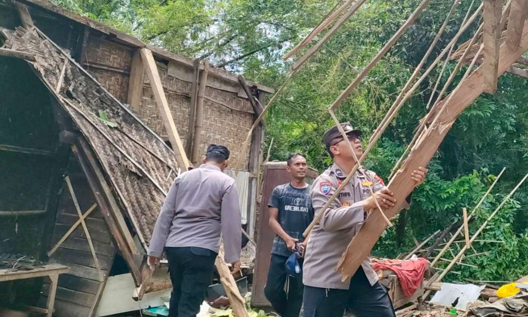 Rumah yang tertimpa pohon roboh di Desa Kalikajar Wetan, Kecamatan Paiton, Kabupaten Probolinggo. (Foto: Ikhsan Mahmudi/Ngopibareng.id)