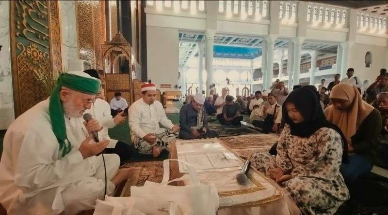 Syaikh Prof DR Muhammad Fadhil al-Jailani saat Ikrar Mualaf di Masjid Nasional Al-Akbar Surabaya (MAS) usai Shalat Jumat, 10 Januari 2025. (Foto: al-akbar/ngopibareng.id)