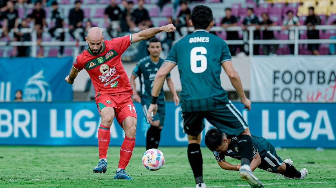 Pemain Persebaya, Moh Rashid saat mencoba melakukan tembakan saat melawan PSS Sleman. (Foto: Persebaya)