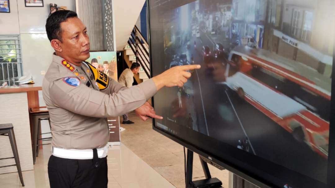 Dirlantas Polda Jatim, Kombes Pol Komarudin saat menunjukkan CCTV kejadian kecelakaan maut di Kota Batu. (Foto: Fariz Yarbo/Ngopibareng.id)