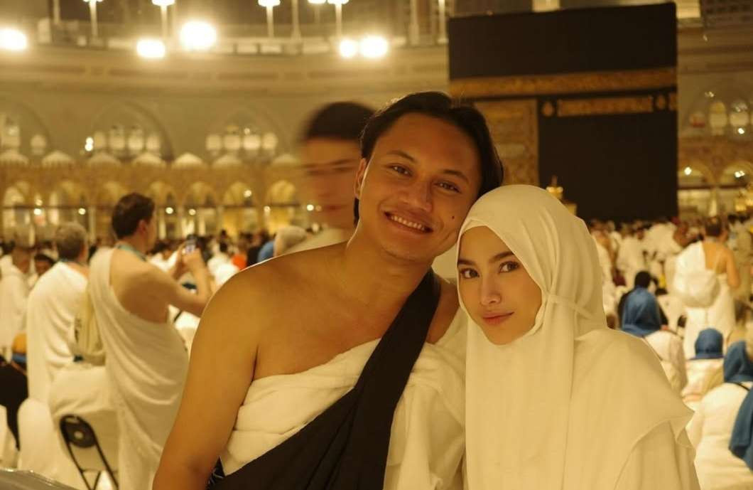 Pasangan Mahalini dan Rizky Febian ibadah umrah pertama setelah menikah, dan. Mahalini mualaf dalam kondisi hamil 7 bulan. (Foto: Instagram @rizkyfbian)