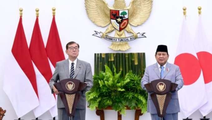 Presiden Republik Indonesia, Prabowo Subianto, dan Perdana Menteri (PM) Jepang, Ishiba Shigeru memberikan keterangan persnya usai melakukan pertemuan bilateral dengan Perdana Menteri (PM) Jepang Ishiba Shigeru, di Istana Kepresidenan Bogor. (Foto: BPMI Setpres)