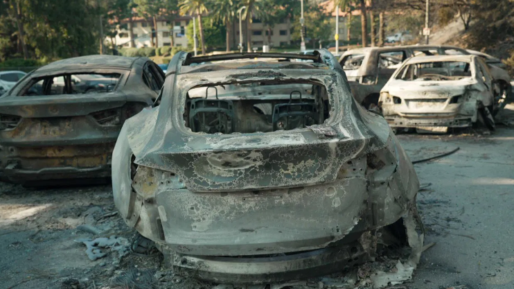 Kebakaran hebat terjadi di wilayah Los Angeles, California, Amerika Serikat. Api membakar sedikitnya 10 ribu rumah di sekitarnya. (Foto: ABC News)