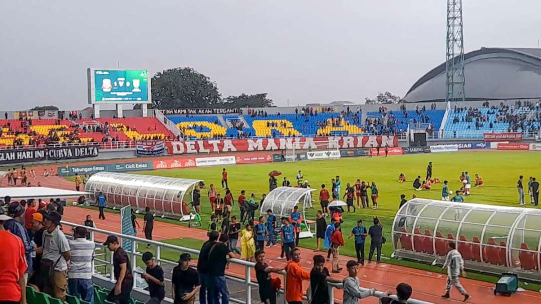 Kericuhan saat laga Deltras VS Persibo (foto : Aini/Ngopibareng.id)