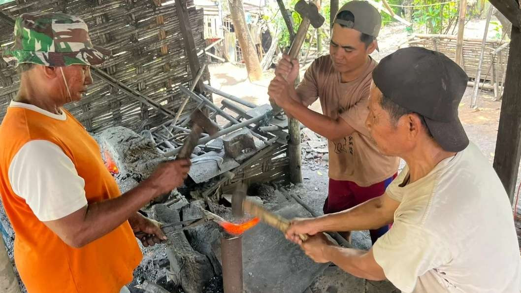 Proses pembuatan senjata tajam tradisional di bengkel sulkan. (Foto: Deni Lukmantara/Ngopibareng.id)