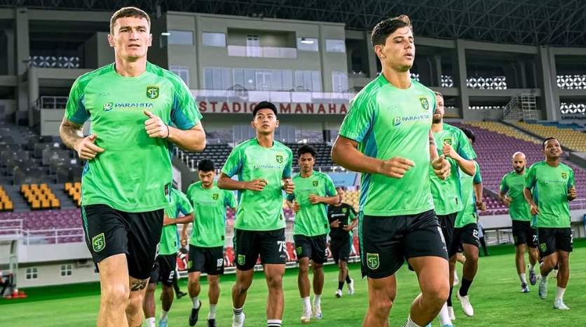 Pemain Persebaya saat berlatih di Stadion Manahan Solo. (Foto: Liga Indonesia Baru)