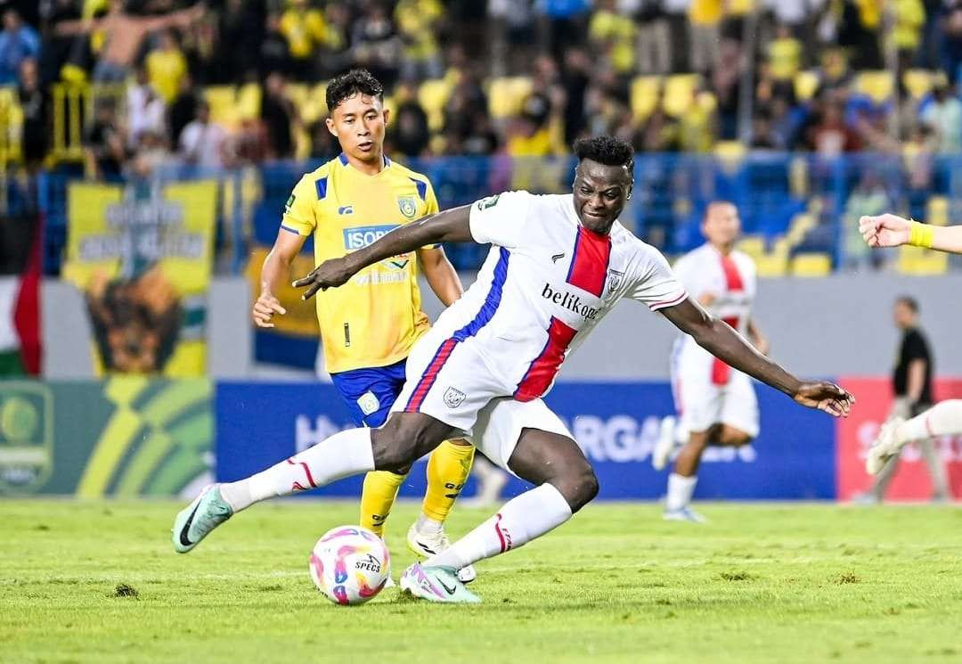 Aksi striker Persela Ezechiel N'Douasel saat dijamu Gresik United di Stadion Joko Samudro Gresik (Foto: Istimewa)