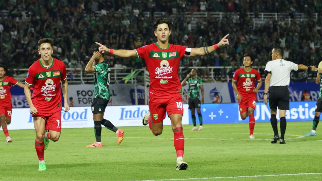 Pemain Persebaya, Bruno Moreira melakukan selebrasi usai mencetak gol ke gawang PSS Sleman. (Foto: Fariz Yarbo/Ngopibareng.id)