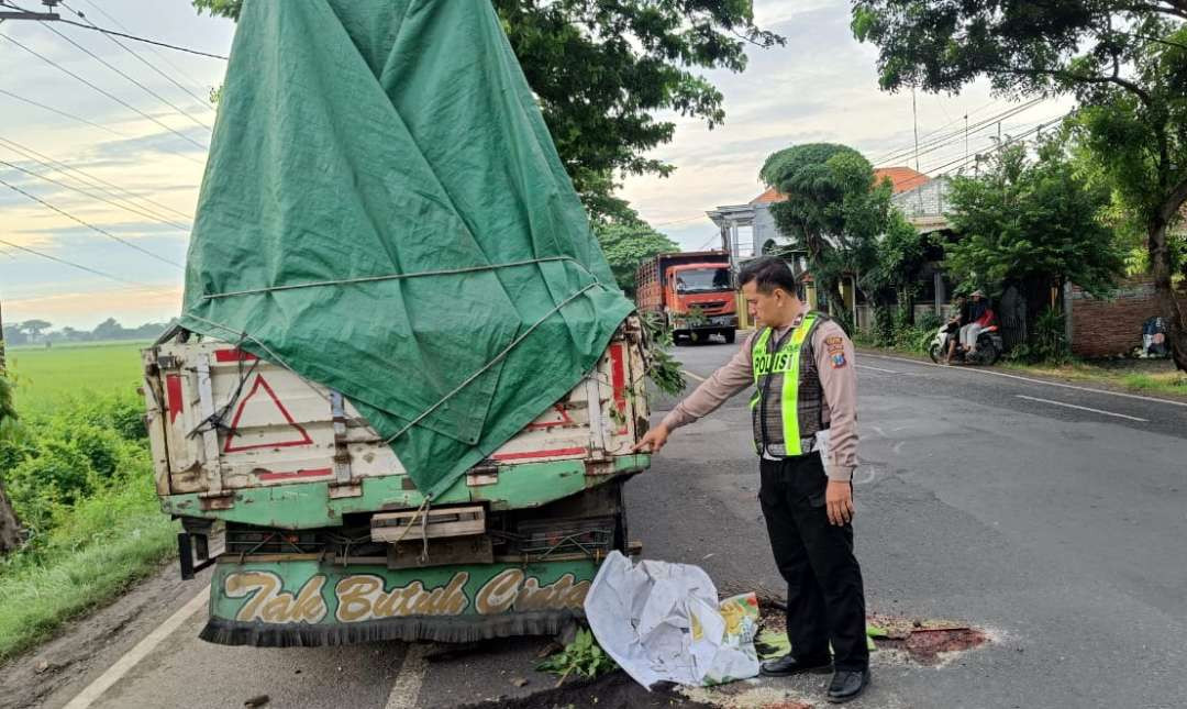 Petugas dari Satlantas Polres Tuban melakukan olah TKP. (Foto: dok. Satlantas Polres Tuban)