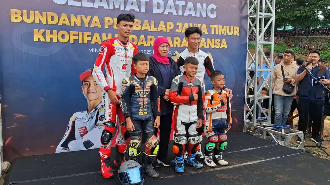 Gubernur Jawa Timur terpilih Khofifah Indar Parawansa bersama para pebalap motor di Sirkuit Parang, Kabupaten Magetan, pada Minggu 12 Januari 2025. (Foto: Tova Pradana/Ngopibareng.id)