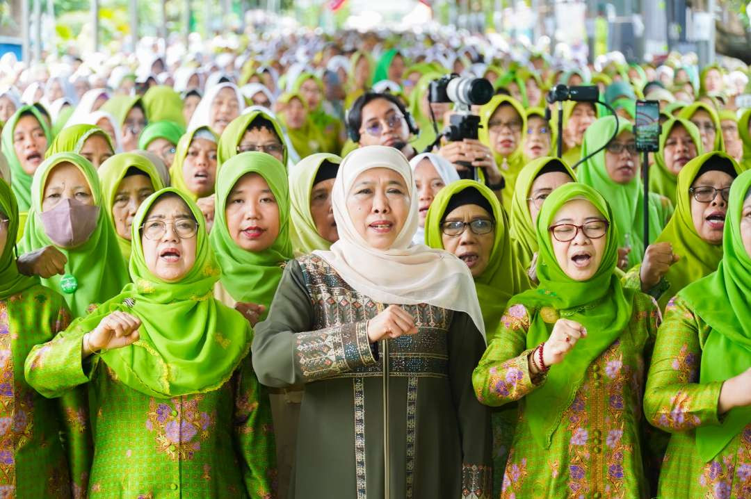 Khofifah pencanangan program Muslimat NU Sadar Lingkungan (Mustika Darling) dan Muslimat NU Mengentaskan Kemiskinan Ekstrem (Mustika Mesem) di sela pengajian rutin Minggu Wage di Desa Gondang Kulon Kecamatan Gondang Kabupaten Nganjuk, Minggu 12 Januari 2025. (Foto: Istimewa)