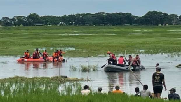 Petugas gabungan Polres dan BPBD Lamongan sedang melakukan pencarian korban tenggelam di Waduk Joto, Kecamatan Tikung, Lamongan, Jawa Timur. (Foto: Istimewa)