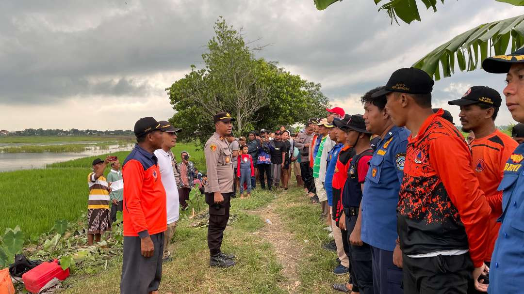 Petugas gabungan pencari korban tenggelam di Waduk Jotosanur, Kecamatan Tikung, Lamongan saat bertugas (Foto : Istimewa)