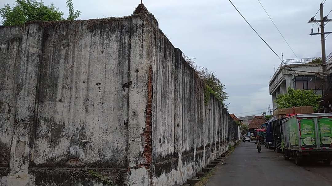 Keadaan tembok-tembok di penjara Kalisosok, yang merupakan bekas lembaga permasyarakatan pada masa Kolonial Hindia-Belanda. (Foto: Julianus Palermo/Ngopibareng.id)