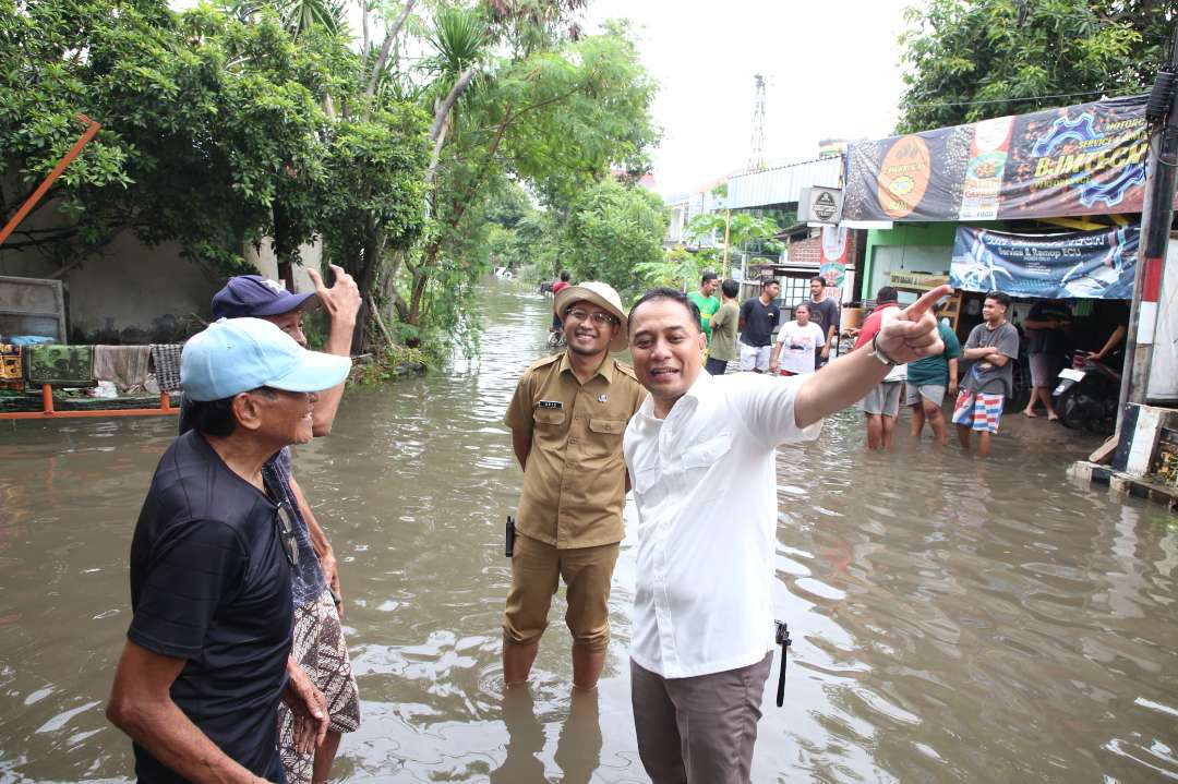 Walikota Surabaya, Eri Cahyadi saat meninjau wilayah yang tergenang banjir. Anggaran penyelesaian banjir di Surabaya tahun 2025 dipatok sebesar Rp1,4 triliun. (Foto: Julianus Palermo/Ngopibareng.id)