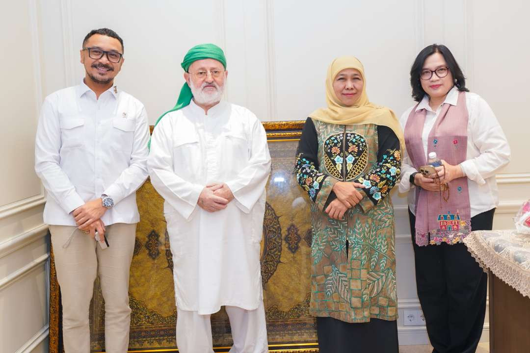 Ketua Umum PP Muslimat NU, Hj Khofifah Indar Parawansa, bersama Syaikh Muhammad Fadhil Al-Jilani dan Giring. (Foto: dok/ngopibareng.id)