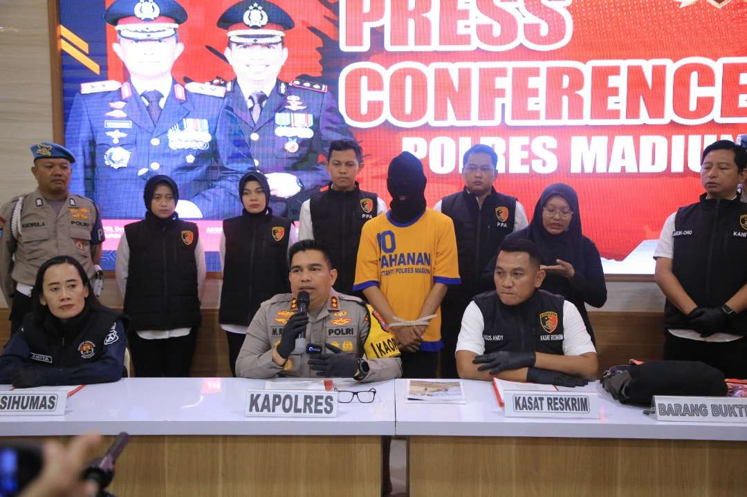 Polres Madiun menggelar konferensi pers kasus pembuangan bayi bersama tersangka VVK 25 Tahun pada 13 Januari 2025. (Foto: