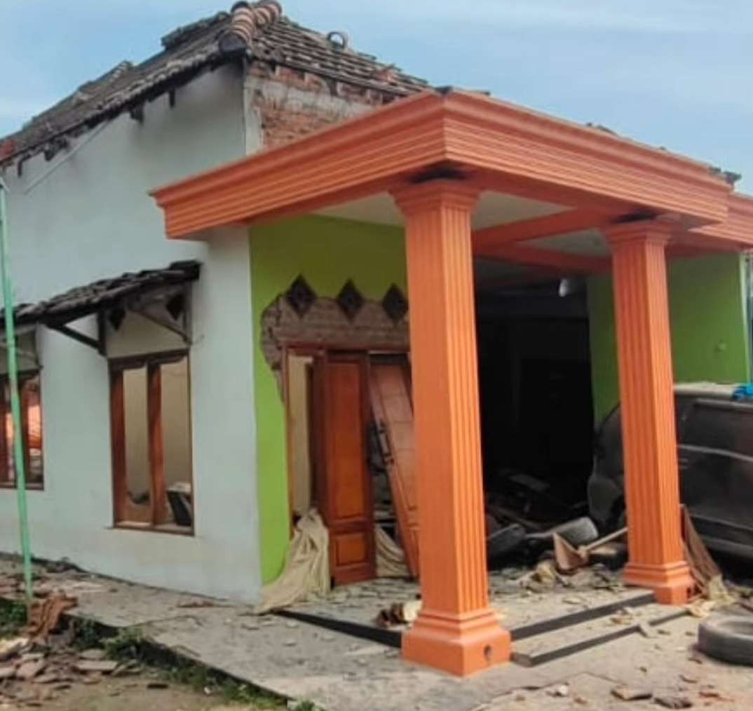 Ledakan rumah polisi di Desa Sumolawang, Mojokerto, Jawa Timur, Senin 13 Januari 2025. (Foto: Istimewa)