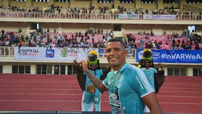 Alberto Goncalves, penyerang senior PSBS Biak, merasa terkesan dengan antusiasme penonton yang hadir di Stadion Lukas Enembe, Jayapura. (Foto: Liga Indonesia Baru)