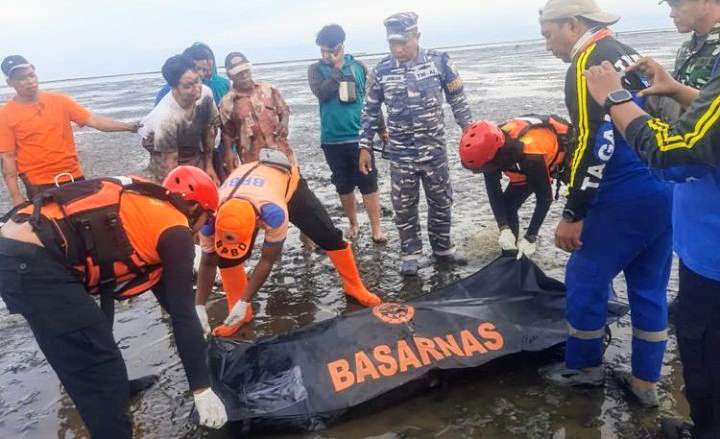 Jenazah nelayan asal Desa Sumberkolak, Panarukan Situbondo yang dua hari hilang menjaring ikan ditemukan meninggal di Pantai Duwet Panarukan. (Foto: BPBD Situbondo)