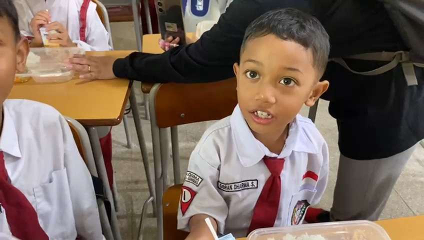 Siswa Kelas 1 SD Taqoma, Jemur Andayani, Wonocolo, Surabaya, Gibran Dharma, yang tidak menyantap sepenuhnya Makan Bergizi Gratis (MBG), Senin 13 Januari 2025. (Foto: Julianus Palermo/Ngopibareng.id)