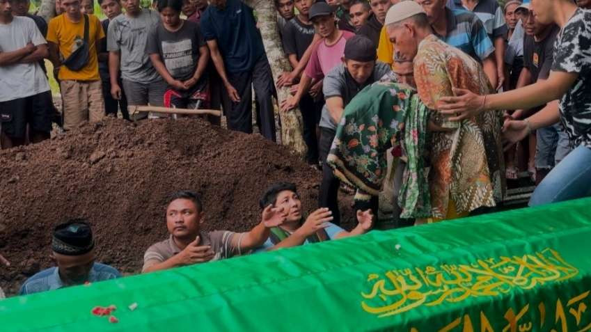 Prosentase pemakaman ibu dan anak korban ledakan.(Foto: Deni Lukmantara/Ngopibareng.ID)