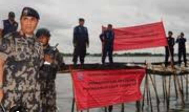 Kementerian Kelautan dan Perikanan  saat menyegel pagar laut misterius sepanjang 30,6 KM di perairan Tangerang ( foto: Dok KKP )