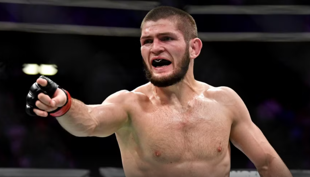 Video yang menunjukkan Khabib Nurmagomedov, eks Juara UFC, viral di media sosial. Tampak legenda UFC itu diusir seorang petugas dari pesawat. (Foto: X)