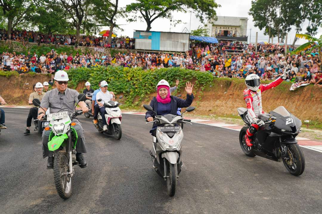 Calon Gubernur Terpilih Khofifah Indar Parawansa saat menguji Sirkuit Parang Magetan. (Foto: Istimewa)