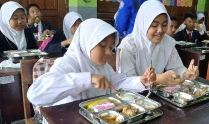 Sebanyak 2.783 siswa dari 12 sekolah di Bondowoso mengawali makan bergizi gratis, Senin 13 Januari 2025.(Foto: Guido/Ngopibareng.id)