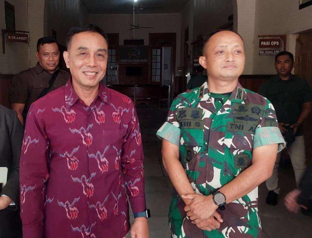 Pj Walikota Probolinggo, M. Taufik Kurniawan (kiri) bersama Dandim 0820 Probolinggo, Letkol Arm Heri Budiasto. (Foto: Ikhsan Mahmudi/Ngopibareng.id)