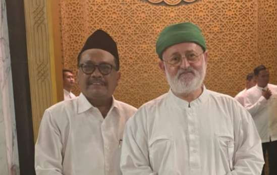 Syaikh Prof Dr Muhammad Fadhil Al-Jilani, bersama Prof M Mas'ud Said, Ketua PW Ikatan Sarjana Nahdlatul Ulama (ISNU) Jawa Timur. (Foto:dok/ngopibareng.id)