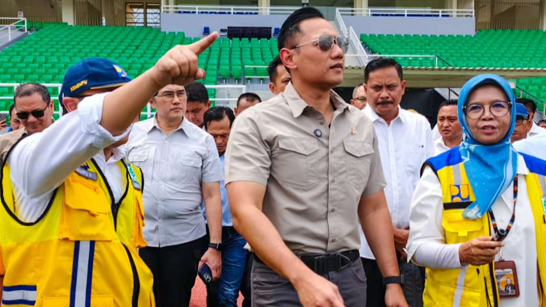 Menteri AHY saat kunjungi stadion GOR Sidoarjo (Foto: Aini/Ngopibareng.id)