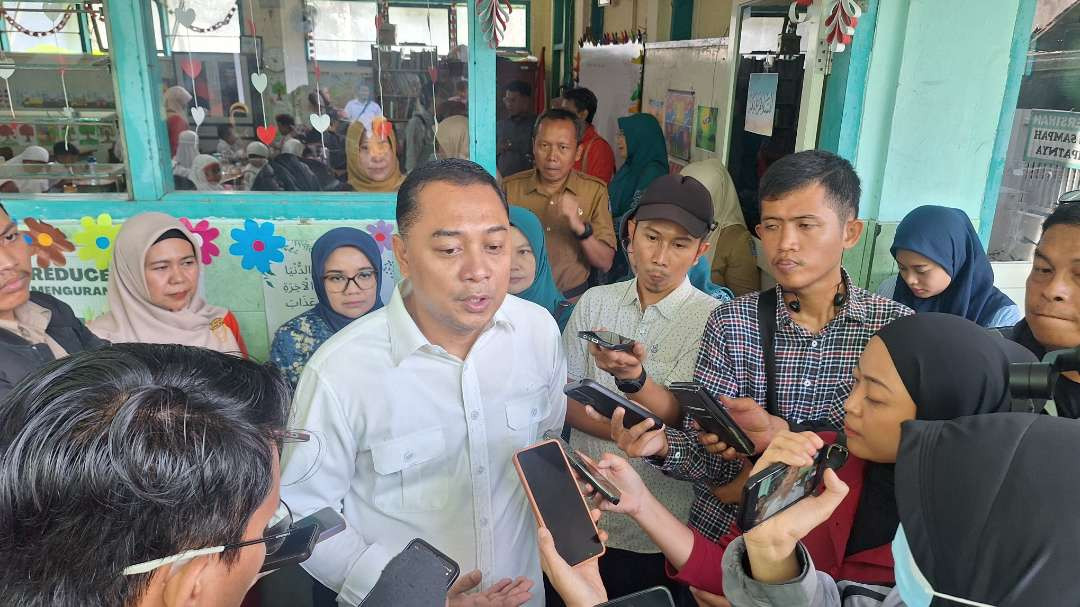 Walikota Surabaya Eri Cahyadi menyatakan pihaknya akan melayangkan surat permohonan blokir kepada Kemenkomdigi terkait aplikasi Jagat, yang dinilai meresahkan. (Foto: Julianus Palermo/Ngopibareng.id)