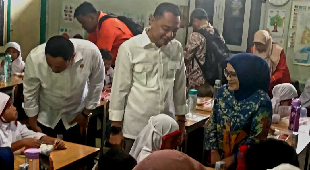 Walikota Surabaya Eri Cahyadi bersama istrinya, Rini Indriyani, saat meninjau pelaksanaan Makan Bergizi Gratis (MBG) di SD Taqoma, Wonocolo, Surabaya, Senin 13 Januari 2025. (Foto: Julianus Palermo/Ngopibareng.id)