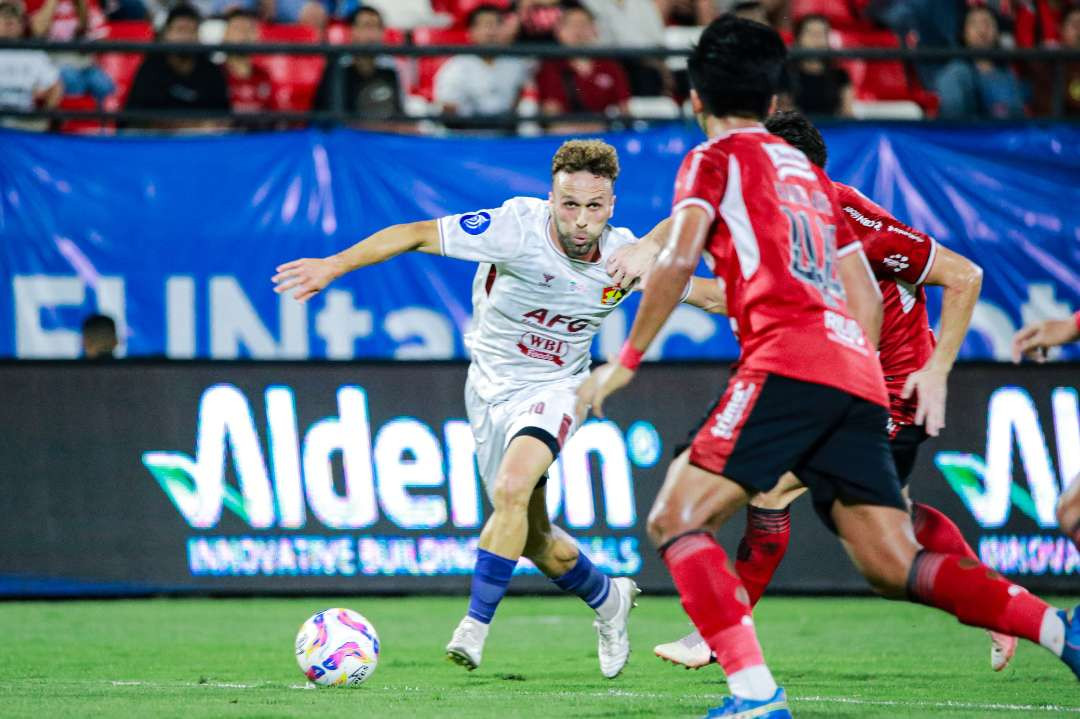 Gelandang Persik Kediri Ze Valente berupaya melewati hadangan pemain tim Bali United. (Foto: Istimewa)